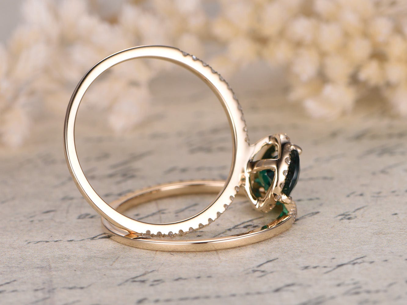 Bague de fiançailles en or blanc 14 carats avec émeraude taille poire et alliance en diamants, cadeau idéal pour la Saint-Valentin.