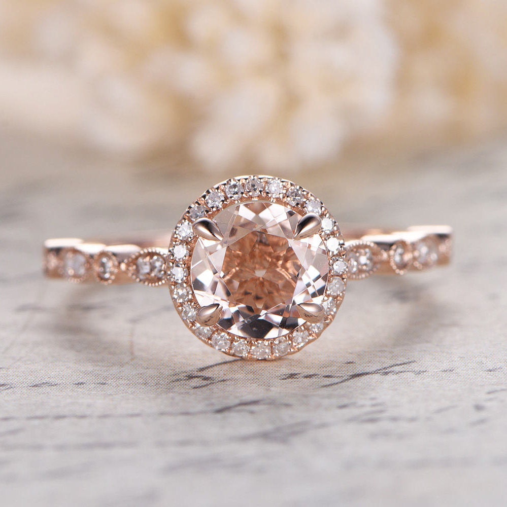 Bague de fiançailles Art Déco en or rose 14 carats sertie de diamants pavés et sertie d'une morganite. Alliance avec pierre précieuse rose taille ronde de 7 mm et halo de morganite.