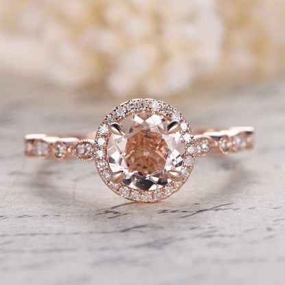 Bague de fiançailles Art Déco en or rose 14 carats sertie de diamants pavés et sertie d'une morganite. Alliance avec pierre précieuse rose taille ronde de 7 mm et halo de morganite.