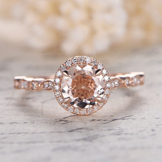 Bague de fiançailles Art Déco en or rose 14 carats sertie de diamants pavés et sertie d'une morganite. Alliance avec pierre précieuse rose taille ronde de 7 mm et halo de morganite.