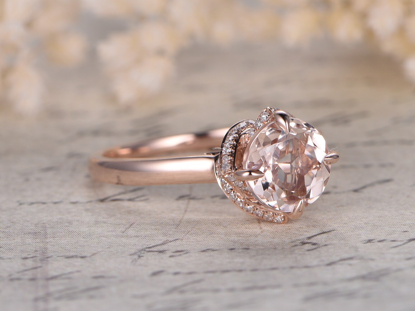 Bague de fiançailles unique en morganite, style vintage antique, sertie de diamants halo, anneau simple en or rose 14 carats, diamants ronds de 6,5 mm