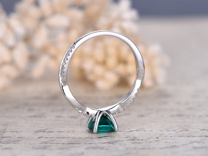 Bague de fiançailles en or blanc 14 carats, émeraude de 7 mm, taille coussin, sertie de diamants, alliance pavée de diamants, anneau à bords torsadés.