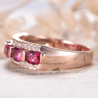 Bague de fiançailles en or rose 14 carats, sertie d'un rubis ovale rouge de synthèse de 3 x 4 mm, serti de diamants et ornée d'un diamant. Bague de mariage à 3 rangs.
