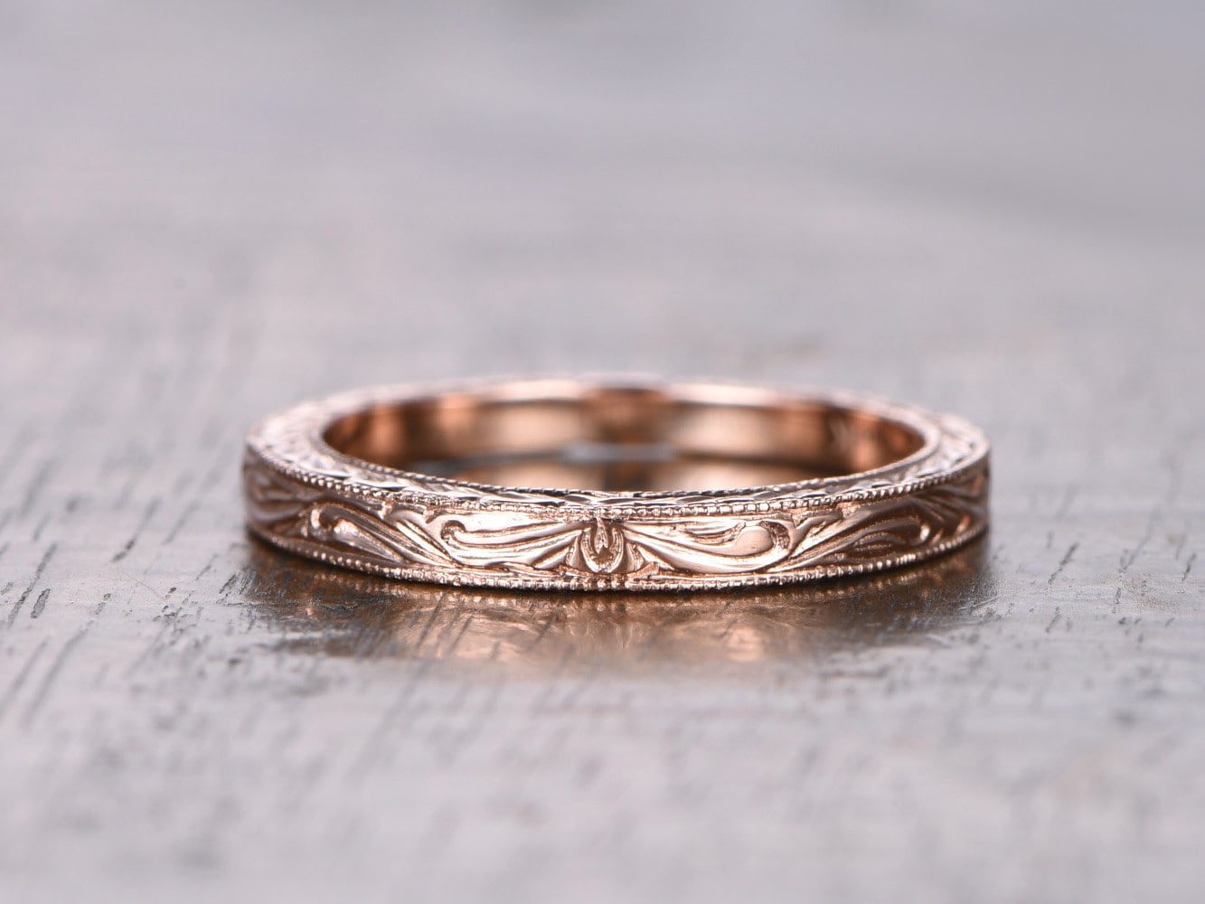 Alliance en or rose 14 carats sculptée, ornée de gravures de feuilles Art nouveau et de volutes. Bague milgrain.