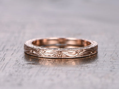 Alliance en or rose 14 carats sculptée, ornée de gravures de feuilles Art nouveau et de volutes. Bague milgrain.