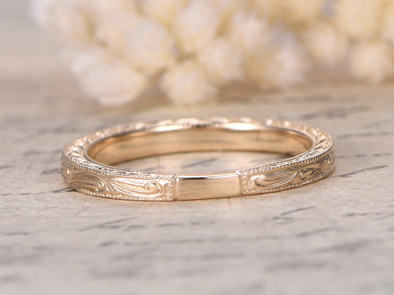 Alliance en or rose 14 carats sculptée, ornée de gravures de feuilles Art nouveau et de volutes. Bague milgrain.