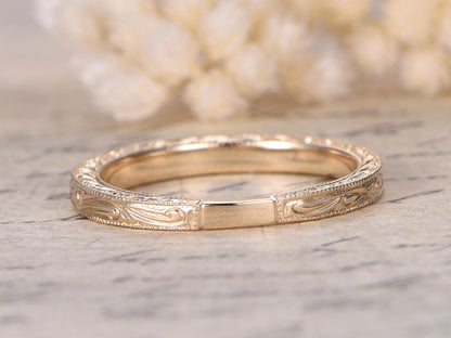 Alliance en or rose 14 carats sculptée, ornée de gravures de feuilles Art nouveau et de volutes. Bague milgrain.