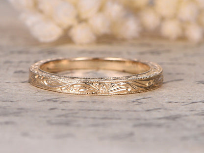 Alliance en or rose 14 carats sculptée, ornée de gravures de feuilles Art nouveau et de volutes. Bague milgrain.