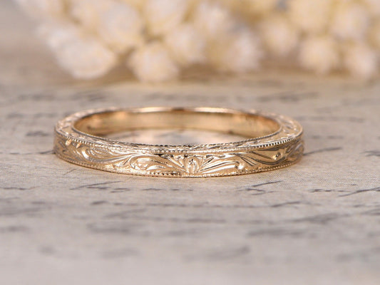 Alliance en or rose 14 carats sculptée, ornée de gravures de feuilles Art nouveau et de volutes. Bague milgrain.