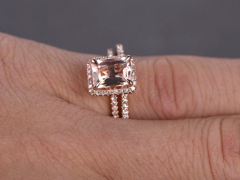 Ensemble de bagues en or rose 14 carats : bague de fiançailles et alliance en morganite taille émeraude (6 x 8 mm) et diamants.