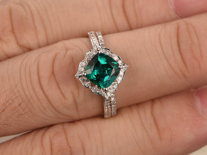 Bague de fiançailles en or blanc 14 carats, ornée d'une émeraude taille coussin et d'une alliance sertie de diamants.