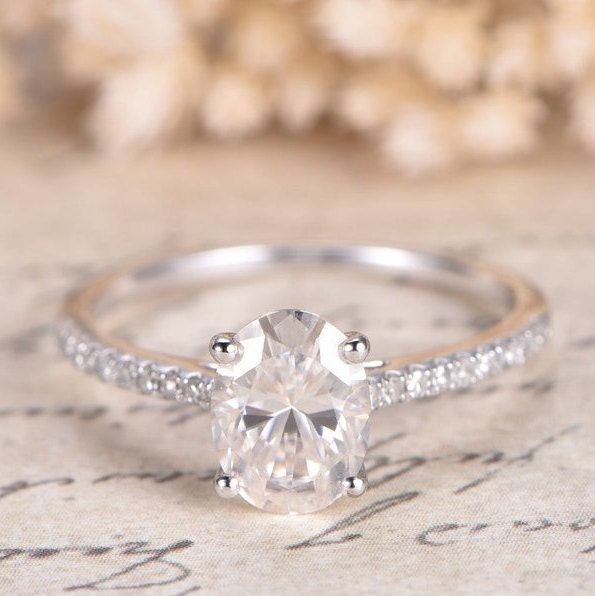 Bague de fiançailles en or blanc 14 carats avec moissanite ovale VVS, alliance en diamant ovale 6x8 mm, bague de promesse, bague solitaire unique en or 14 carats pour femme.