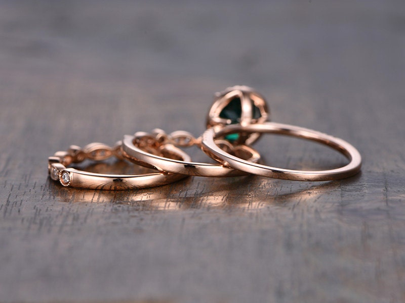 7mm-round-cut-emerald-engagement-ring-set-3pcs-14k-rose-gold-diamond-halo-2-art-deco-bands