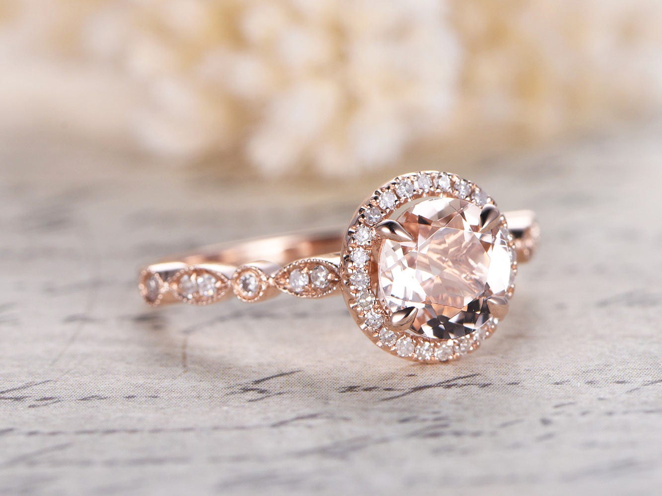 Bague de fiançailles Art Déco en or rose 14 carats sertie de diamants pavés et sertie d'une morganite. Alliance avec pierre précieuse rose taille ronde de 7 mm et halo de morganite.