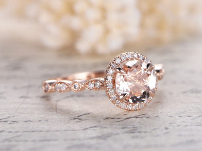 Bague de fiançailles Art Déco en or rose 14 carats sertie de diamants pavés et sertie d'une morganite. Alliance avec pierre précieuse rose taille ronde de 7 mm et halo de morganite.