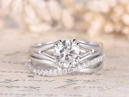 7mm-round-cut-moissanite-engagement-ring-set-2pcs-14k-white-gold-plain-band-split-shank-diamond-twist-band