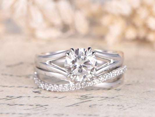 7mm-round-cut-moissanite-engagement-ring-set-2pcs-14k-white-gold-plain-band-split-shank-diamond-twist-band