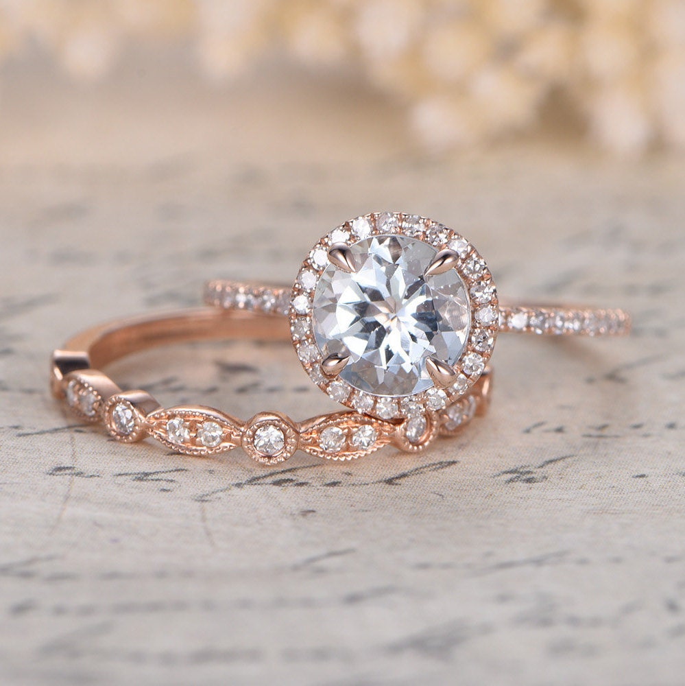 Bague de fiançailles et alliance en or rose 14 carats, demi-alliance, sertie d'une aigue-marine taille ronde de 6,5 mm et de diamants. Style Art déco.
