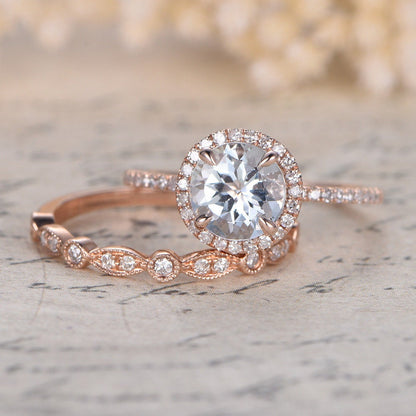 Bague de fiançailles et alliance en or rose 14 carats, demi-alliance, sertie d'une aigue-marine taille ronde de 6,5 mm et de diamants. Style Art déco.