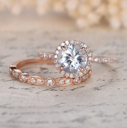 Bague de fiançailles et alliance en or rose 14 carats, demi-alliance, sertie d'une aigue-marine taille ronde de 6,5 mm et de diamants. Style Art déco.