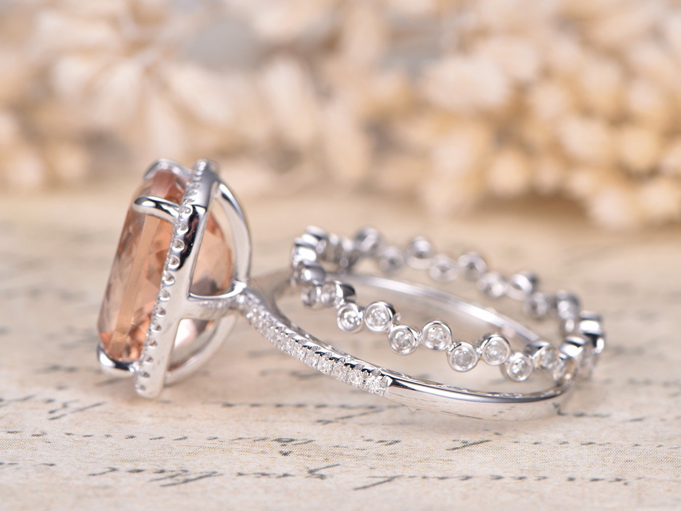 Ensemble de bagues en or rose 14 carats avec morganite, alliance sertie de diamants et halo de diamants. Bague sertie de diamants taille coussin 10x12mm. Ensemble de 2 bagues de fiançailles.