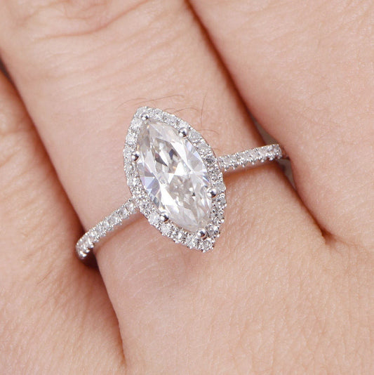 Bague de fiançailles en or blanc massif sertie d'une moissanite VVS taille marquise (5 x 10 mm), style Art déco, avec halo de diamants.