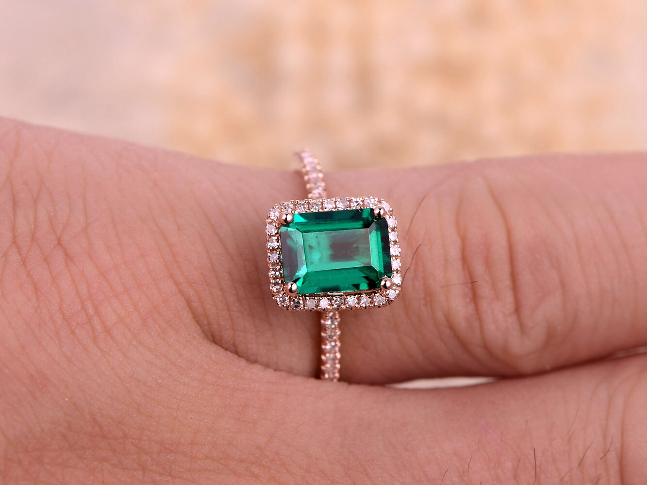 Bague de fiançailles en or rose 14 carats avec émeraude de 6 x 8 mm, pierre de naissance de mai, sertie d'un halo d'émeraude et de griffes boules.