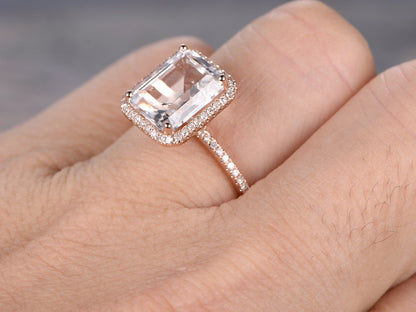 Bague de fiançailles en topaze blanche taille émeraude 8x10 mm, or rose 14 carats, sertie de diamants et ornée d'un halo. Disponible avec topaze bleue et émeraude.