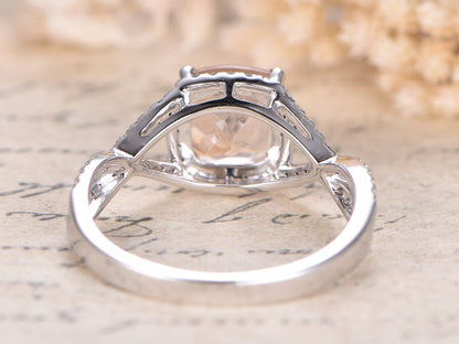 Bague de fiançailles en morganite naturelle, sertie d'un diamant rose taille coussin et sertie d'un halo de diamants naturels. Bijou éthique de la marque SplitShank, créé sur mesure.
