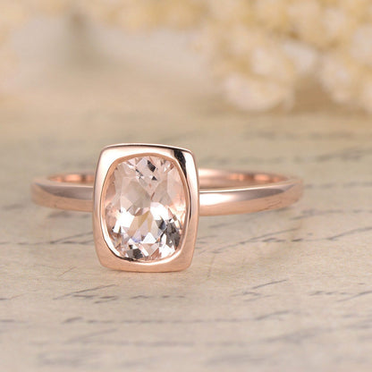 Bague de fiançailles sertie clos en or rose 14 carats, ornée d'une morganite taille coussin. Bague simple sertie clos. Cadeau d'anniversaire unique pour elle.