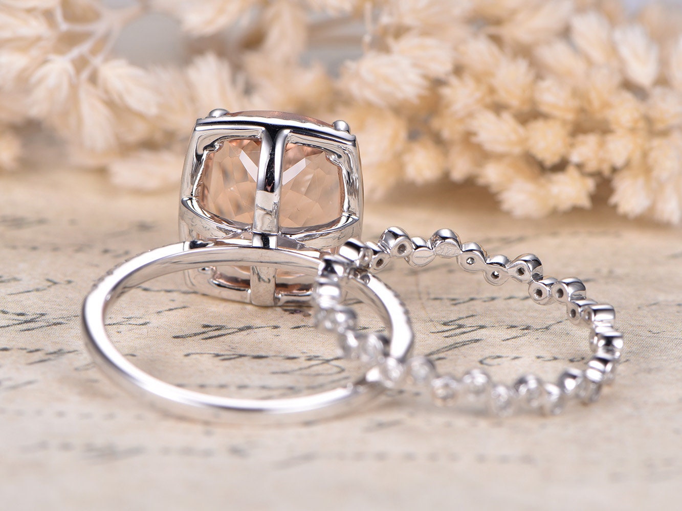Ensemble de bagues en or rose 14 carats avec morganite, alliance sertie de diamants et halo de diamants. Bague sertie de diamants taille coussin 10x12mm. Ensemble de 2 bagues de fiançailles.
