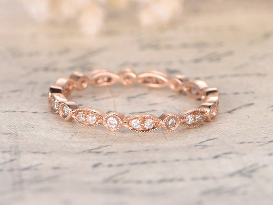 Alliance en or 14 carats, ornée de diamants, sertie de diamants et ornée de perles fines. Idéale pour la Saint-Valentin.