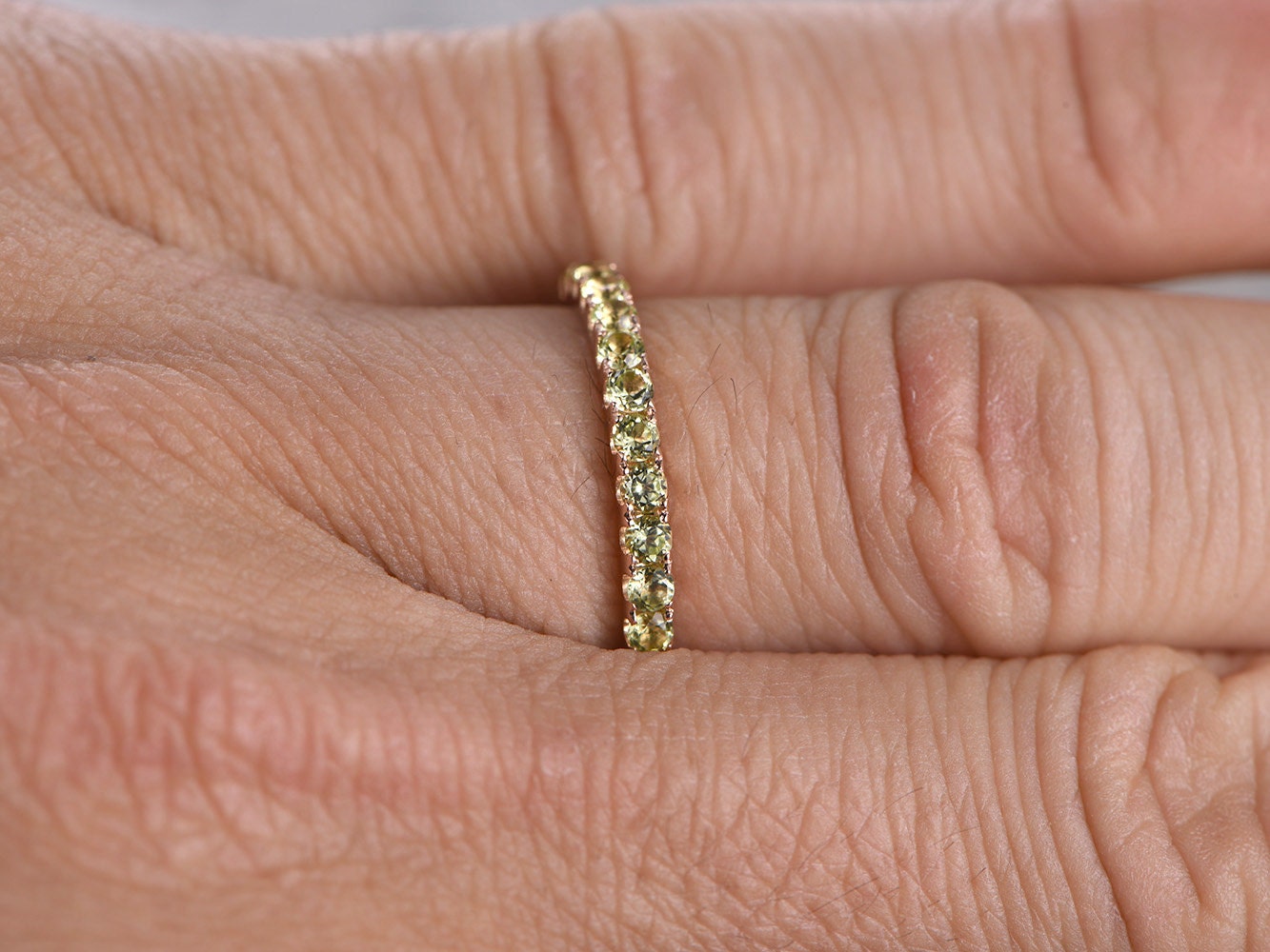 Alliance en or rose 14 carats, bague d'éternité, bague de fiançailles en péridot, bague empilable, bague pavée de péridot, alliance en péridot