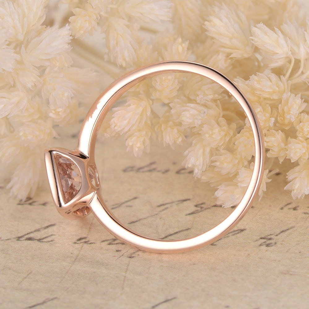 Bague de fiançailles sertie clos en or rose 14 carats, ornée d'une morganite taille coussin. Bague simple sertie clos. Cadeau d'anniversaire unique pour elle.