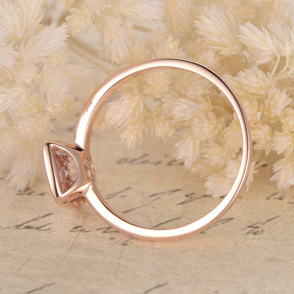 Bague de fiançailles sertie clos en or rose 14 carats, ornée d'une morganite taille coussin. Bague simple sertie clos. Cadeau d'anniversaire unique pour elle.