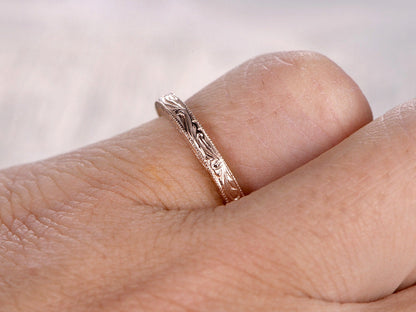 Alliance en or rose 14 carats sculptée, ornée de gravures de feuilles Art nouveau et de volutes. Bague milgrain.