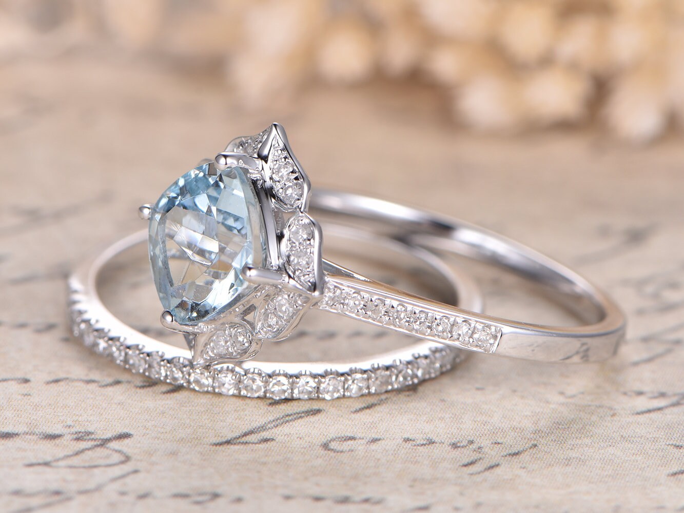 Ensemble de deux bagues de mariage en or blanc 14 carats, serties d'une aigue-marine taille coussin de 7 mm et de diamants.