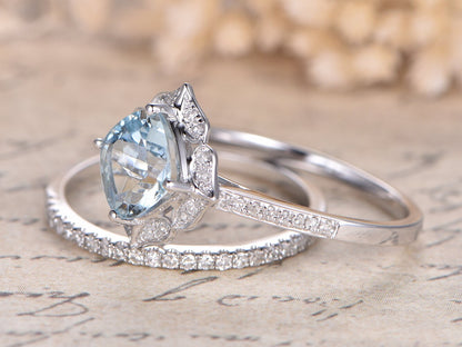 Ensemble de deux bagues de mariage en or blanc 14 carats, serties d'une aigue-marine taille coussin de 7 mm et de diamants.