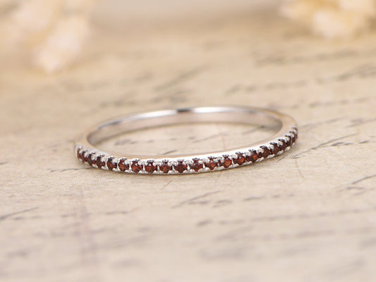 Alliance demi-éternité en grenat, bague de fiançailles en grenat, alliance pavée de grenat, bague de mariage en or blanc 14 carats, cadeau de Nouvel An
