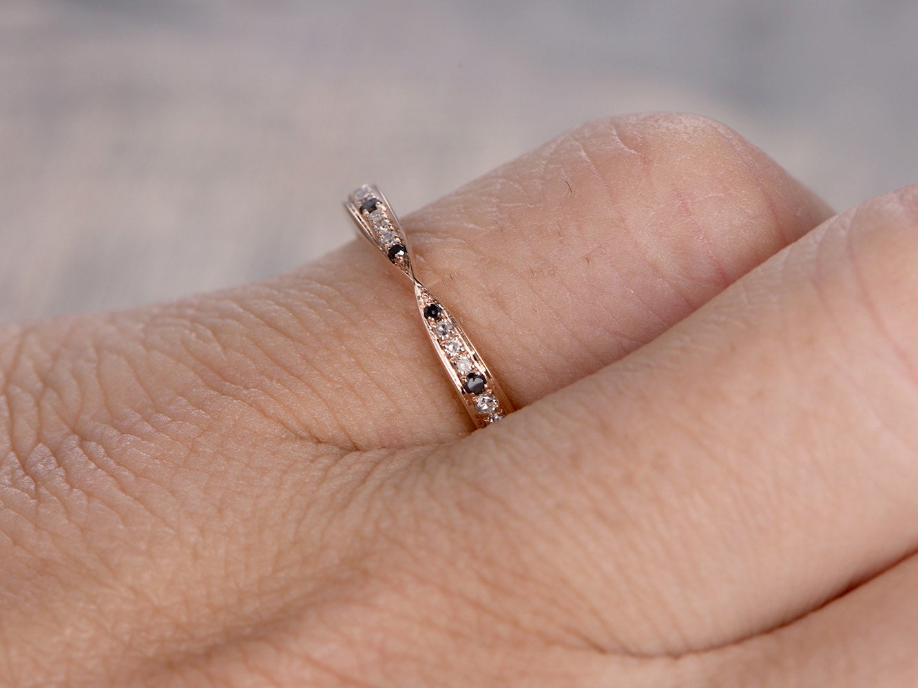 Alliance incurvée en diamants blancs et noirs, motif chevron, demi-alliance, style Art déco, bague empilable vintage, or rose 14 carats