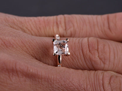 Bague solitaire en or rose 14 carats avec accent de moissanite et pierre précieuse rose taille princesse de 7 mm.