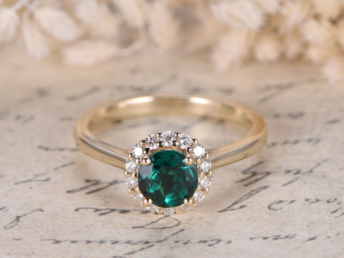 Bague de fiançailles/alliance en or jaune 14 carats avec émeraude traitée en laboratoire, pierre de naissance de mai, émeraude de 6 mm, bague de mariée sertie d'un halo de diamants de 1,5 mm.