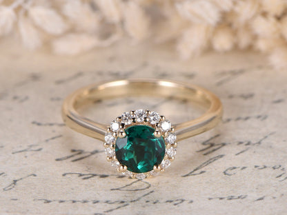 Bague de fiançailles/alliance en or jaune 14 carats avec émeraude traitée en laboratoire, pierre de naissance de mai, émeraude de 6 mm, bague de mariée sertie d'un halo de diamants de 1,5 mm.