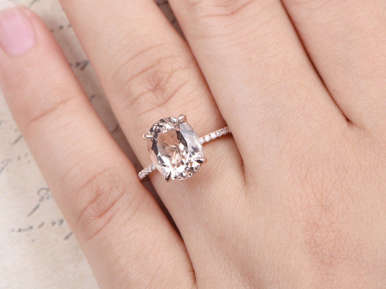 Bague de fiançailles en or rose 14 carats avec morganite ovale de 2,5 carats, or et diamants.