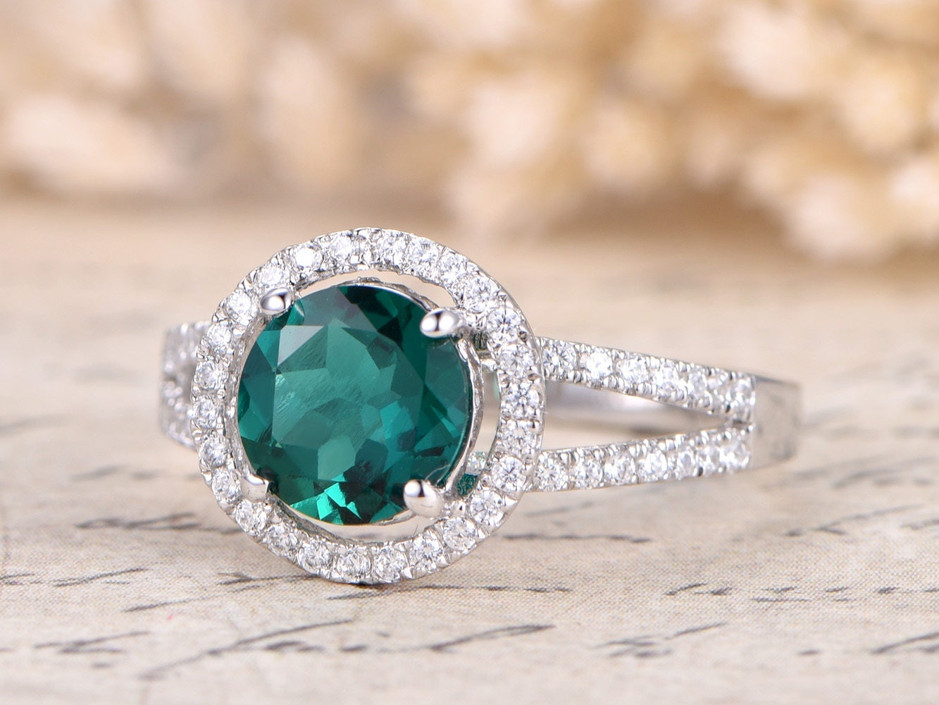 Bague de fiançailles en or blanc 14 carats avec émeraude, sertie de diamants et ornée d'une émeraude ronde de 7 mm. Anneau fendu, style Art déco, bague de promesse. Bagues pour femmes.