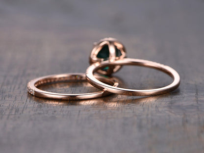 7mm-round-cut-emerald-engagement-ring-set-2pcs-14k-rose-gold-diamond-halo-design-half-eternity-band