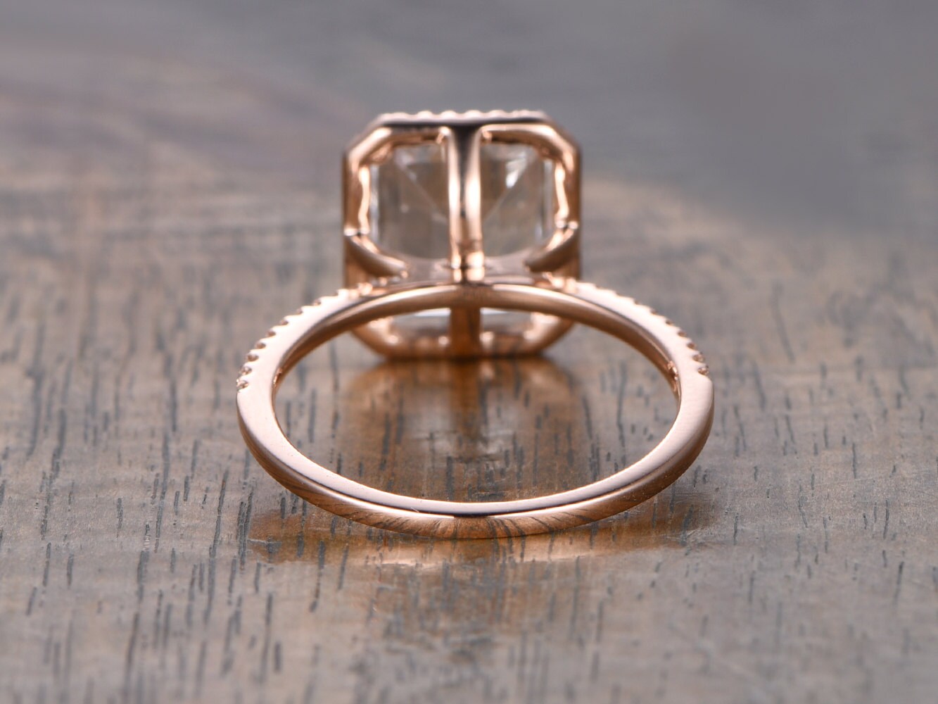 Bague de fiançailles en topaze blanche taille émeraude 8x10 mm, or rose 14 carats, sertie de diamants et ornée d'un halo. Disponible avec topaze bleue et émeraude.