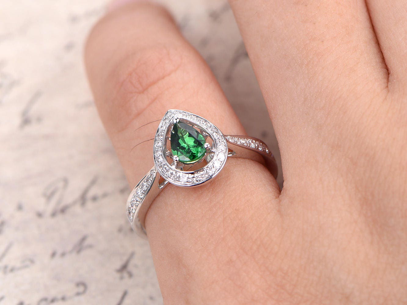 Bague en grenat tsavorite en forme de larme, bague pavée de diamants et tsavorite, bague en grenat vert, bague en tsavorite en forme de goutte d'eau, bague en tsavorite avec halo, bague en forme de poire