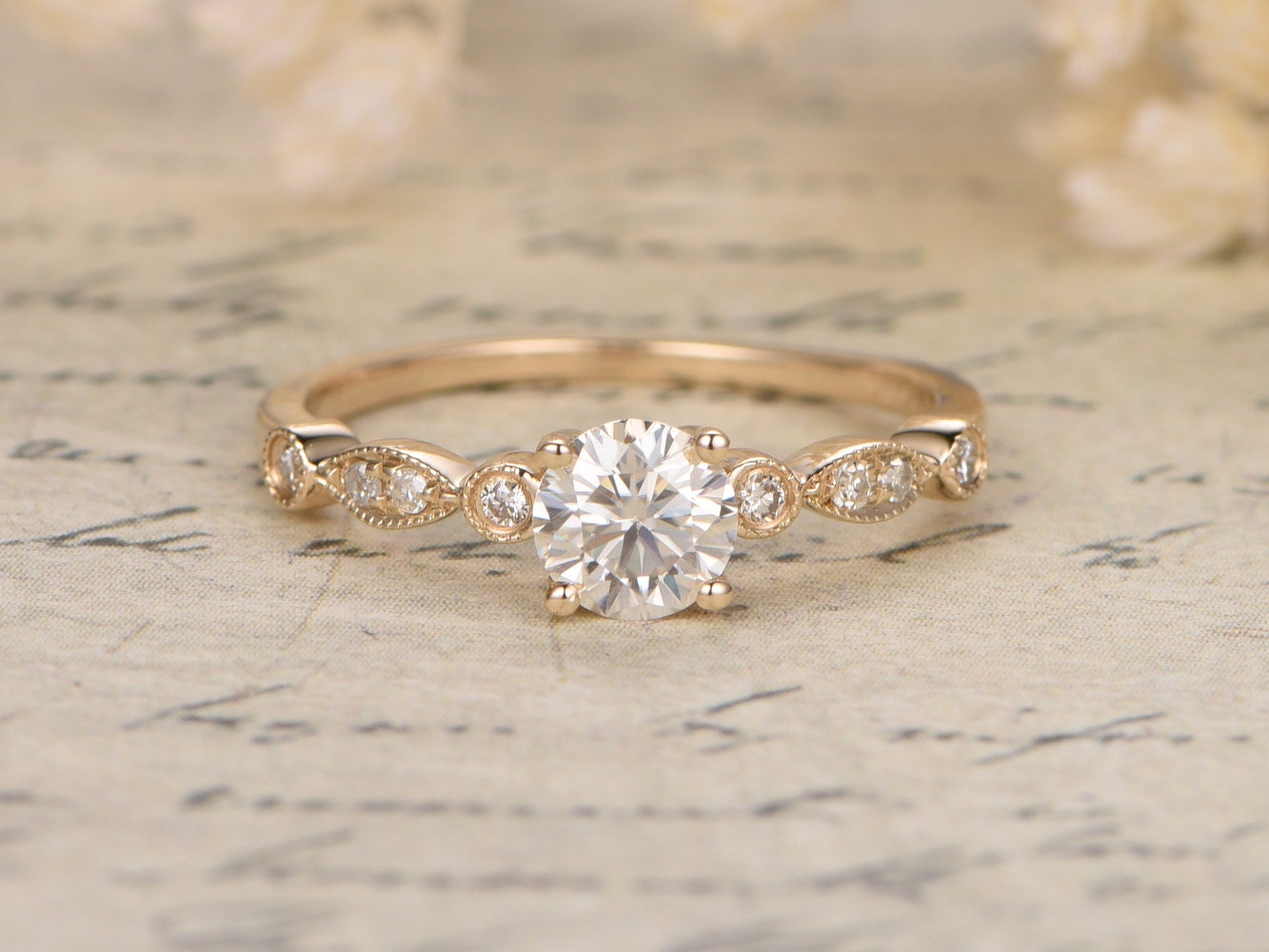 Bague de fiançailles en moissanite, moissanite taille ronde 5 mm, style Art déco, alliance en or jaune 14 carats, bague délicate, style vintage