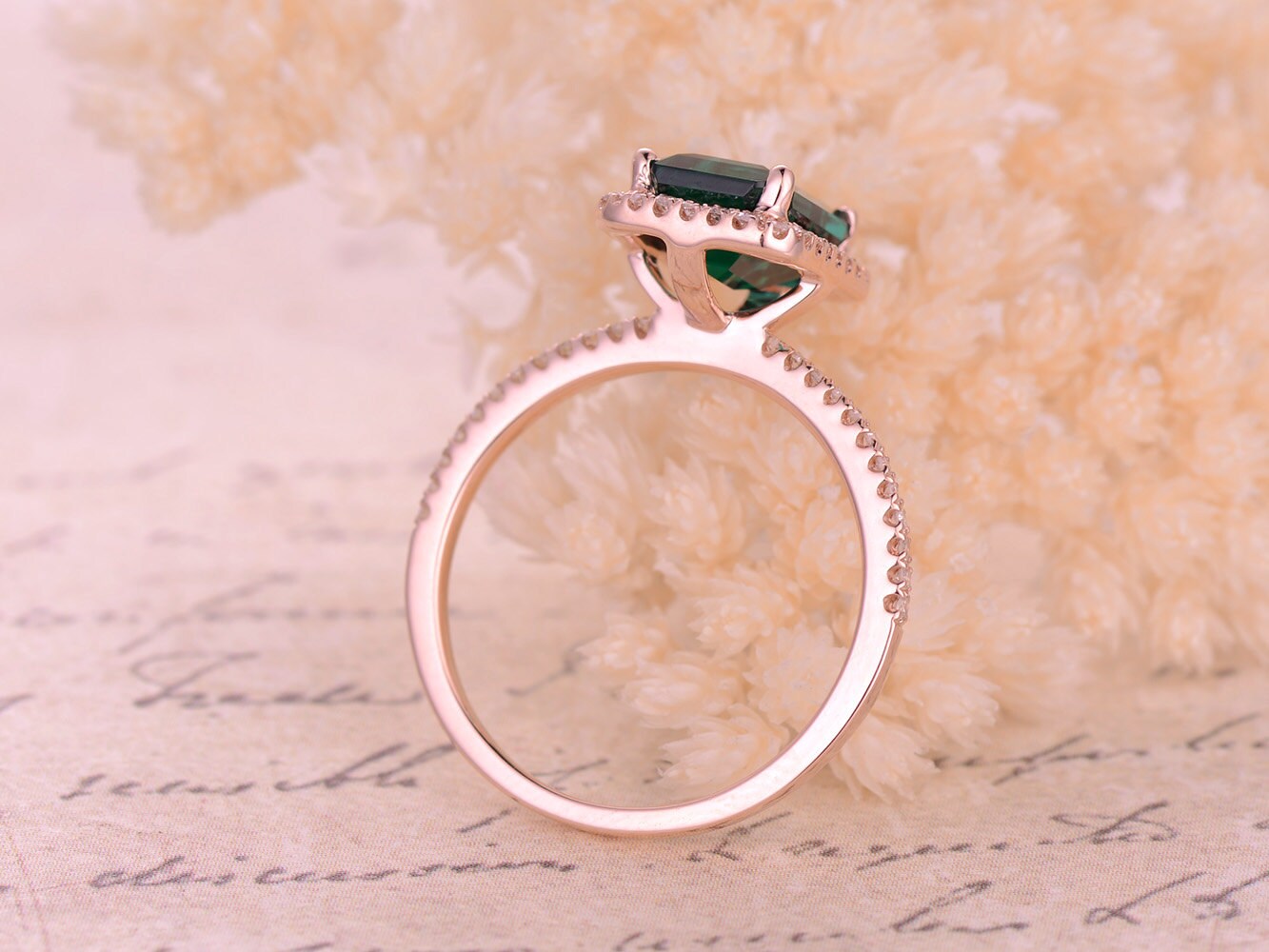 Bague de fiançailles en or rose 14 carats avec émeraude de 6 x 8 mm, pierre de naissance de mai, sertie d'un halo d'émeraude et de griffes boules.